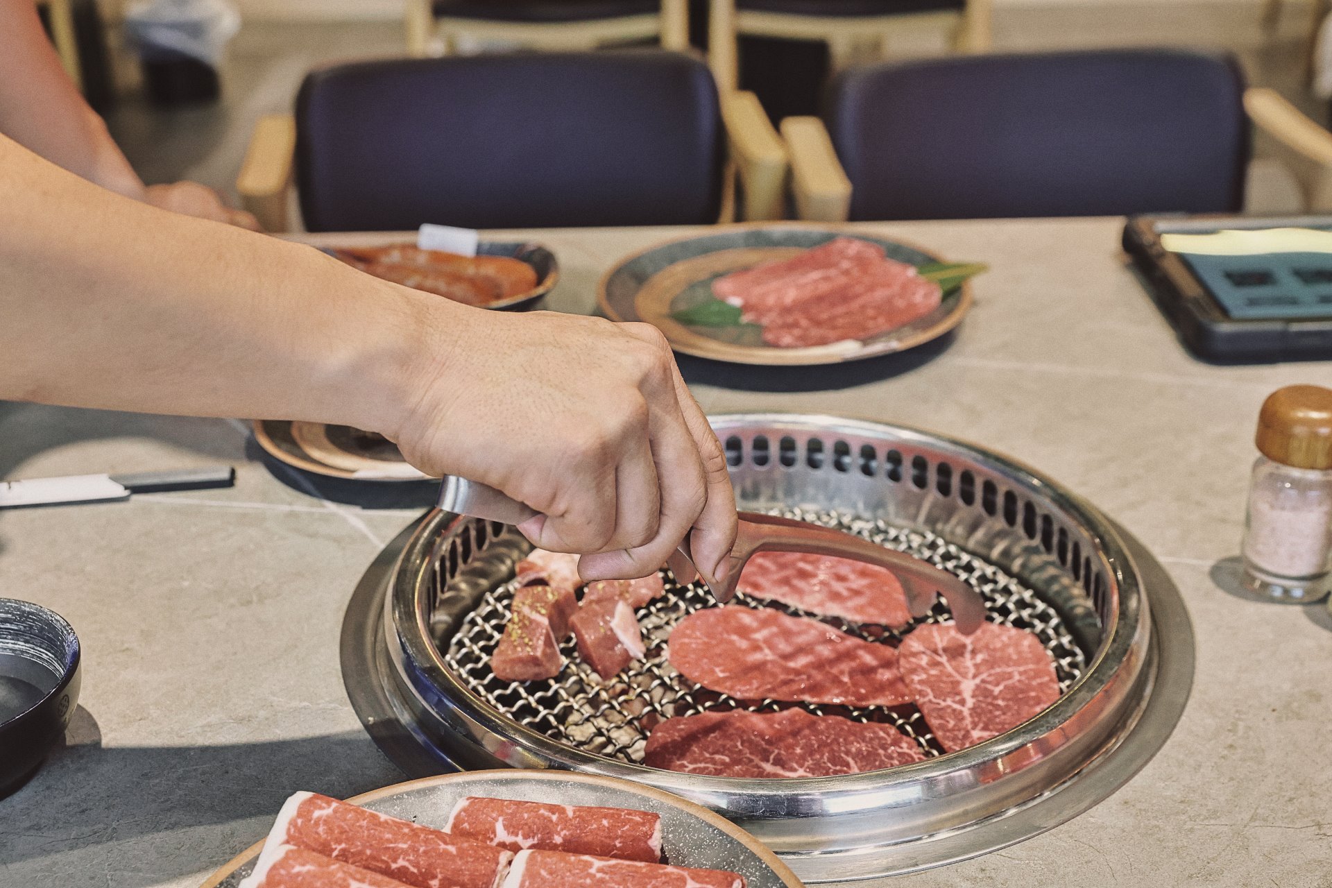 燒肉餐廳餐桌情境