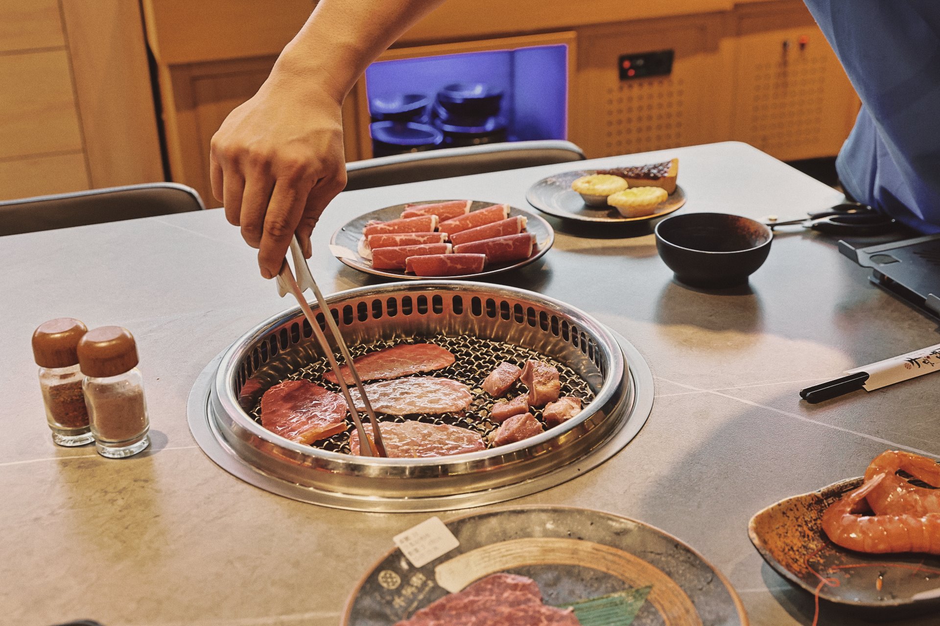 餐桌用餐情境